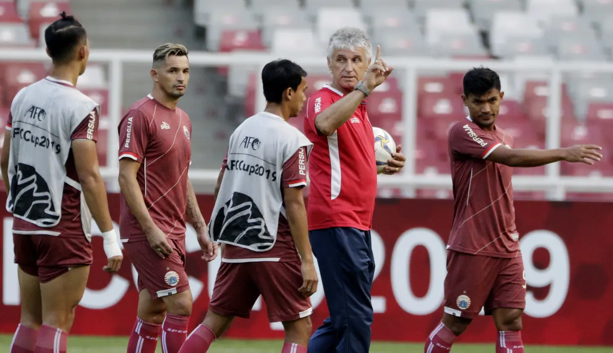 Pelatih Persija Jakarta, Ivan Kolev, memberikan arahan kepada anak asuhnya saat latihan jelang laga Piala AFC 2019 di SUGBK, Jakarta, Senin (25/2/2019). Persija akan Melawan Becamex Binh Duong. (Bola.com/M Iqbal Ichsan)