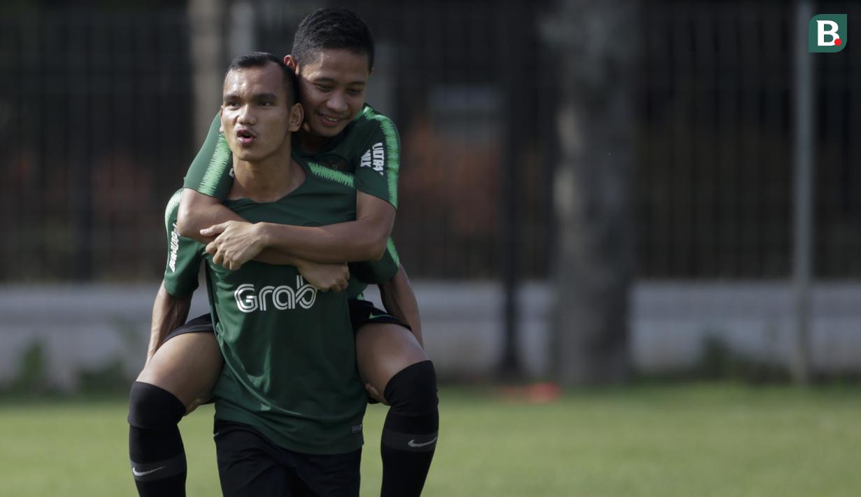 Pemain Timnas Indonesia, Riko Simanjuntak, menggendong Evan Dimas saat latihan di Lapangan ABC Senayan, Jakarta, Selasa (20/11). Latihan ini persiapan jelang laga Piala AFF 2018 melawan Filipina. (Bola.com/Vitalis Yogi Trisna)
