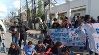 Massa Aliansi Mahasiswa Pemerhati Hukum (AMPH) Sulsel kembali gelar aksi yasinan di depan Kantor Kejati Sulsel (Liputan6.com/ Eka Hakim)