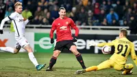 Striker Manchester United, Zlatan Ibrahimovic (tengah), saat melepaskan tendangan yang berujung gol ke gawang Zorya pada matchday terakhir Grup A Liga Europa, Kamis (8/12/2016). (AFP/Sergei Sipinsky). 