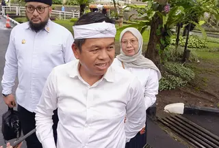 Gubernur Jabar Dedi menjelaskan uang bantuan untuk keluarga dari korban meninggal akibat longsor Cisarua. (Liputan6.com/Arya Prakasa)
