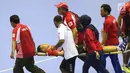 Petugas medis mengevakuasi pemain bola tangan Indonesia, Andi Yoga Ananda saat laga melawan Malaysia pada penyisihan grup 3 bola tangan Asian Games 2018 di GOR PP POPKI, Jakarta, Minggu (26/8). Indonesia unggul 31-22. (Liputan6.com/Helmi Fithriansyah)