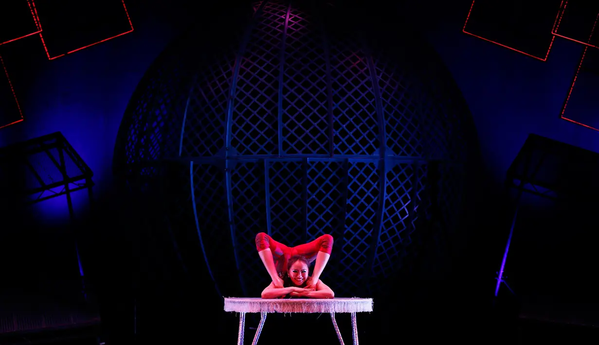 Aksi Odka melipat tubuhnya di acara Zippos Cirque Berserk di Teater Peacock, London (8/2). Wanita - wanita yang mengikuti acara mempunyai badan yang lentur untuk melakukan gerakan ekstrem. (REUTERS/Stefan Wermuth)