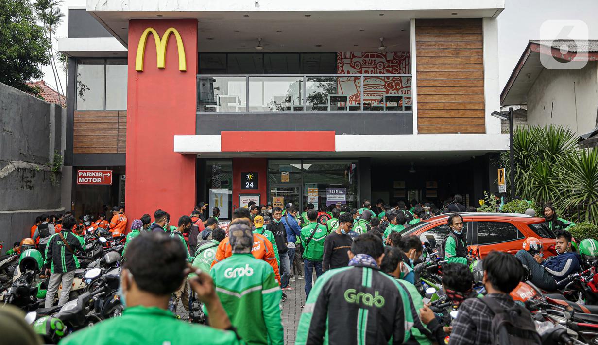FOTO: BTS Meal Mulai Dijual, Gerai McDonald's Diserbu Ojek ...