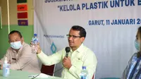 Wabup Garut Helmi Budiman memberikan sambutannya dalam pengelolaan sampah plastik, di lingkungan kalangan pesantren dan lembaga pendidikan di Garut. (Liputan6.com/Jayadi Supriadin)