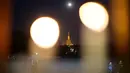 Bulan purnama terlihat di atas Pagoda Shwedagon di Yangon, Myanmar (29/11/2020). Festival Tazaungdaing, yang juga dikenal sebagai Festival Cahaya, jatuh pada hari bulan purnama di bulan kedelapan kalender tradisional Myanmar. (Xinhua/U Aung)
