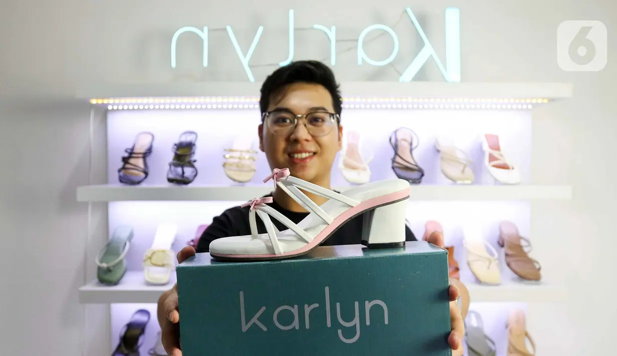 Memulai bisnisnya di usia 18 tahun sebagai reseller sepatu, Devin menjelma menjadi pengusaha brand sandal Karlyn. Ia pun memilih Shopee sebagai platform utama dalam pemasaran produk andalannya. (Liputan6.com/Herman Zakharia)