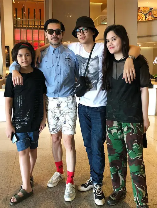 "Saya orang yang sebetulnya pengin selalu menang kalau misalnya di kompetisi atau apa pun. Tapi kalau saya menghadapi anak saya, saya ingin dia memenangkan apa pun yang dia lakukan, dia harus menang dari ayahnya," ujarnya. (Instagram/ferrysal1m)