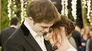 Kristen Stewart dan Robert Pattinson sendiri mulai berpacaran usai membintangi film Twilight bersama. (Bustle)