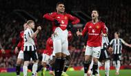 Gelandang Manchester United, Casemiro, terlihat kesal saat bersua Newcastle United pada laga pekan ke-18 Premier League di Old Trafford, Sabtu (27/12/2025) dini hari WIB. Meski begitu, Casemiro turut membantu MU meraih kemenangan 1-0 atas Newcastle. (AFP/Darren Staples)