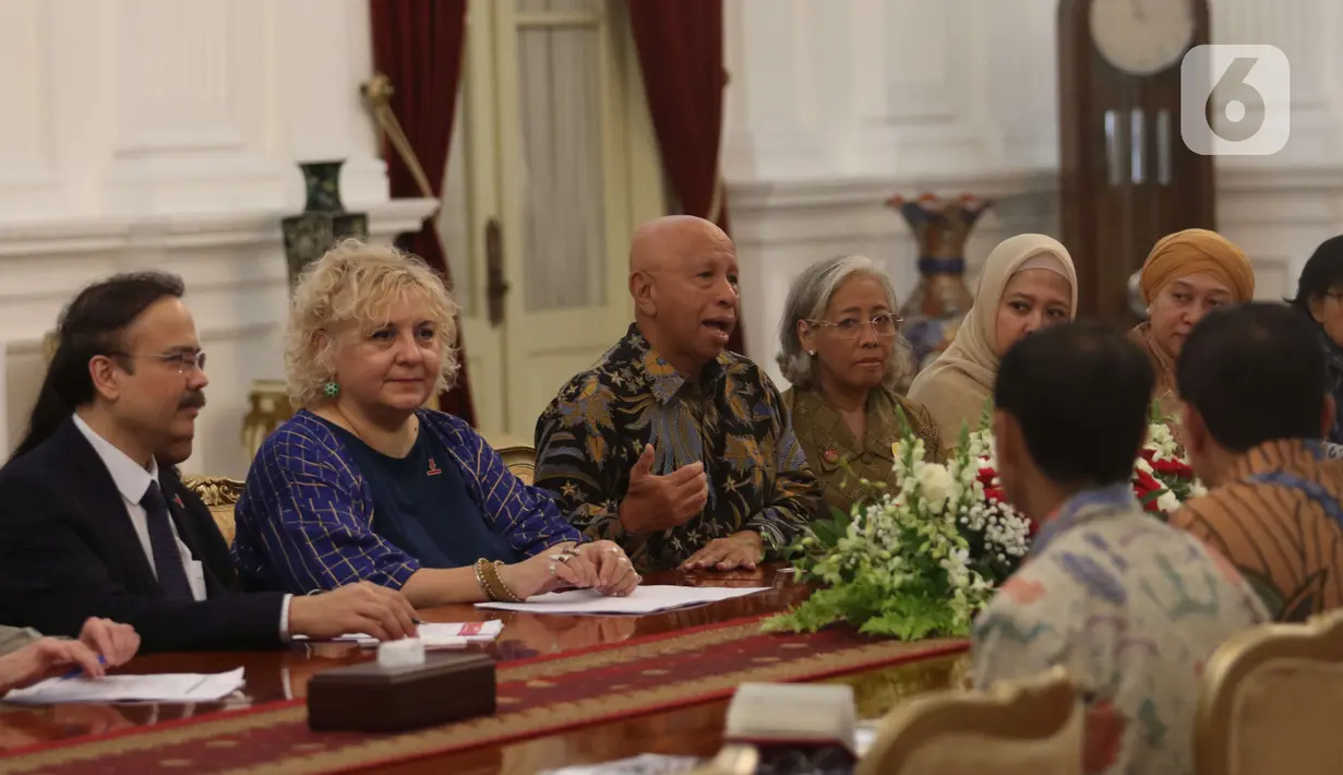 Ketua Forum Stop TB Partnership Indonesia (FSTPI) Arifin Panigoro (ketiga kiri) beraudiensi dengan Presiden Joko Widodo di Istana Merdeka, Jakarta, Senin (9/12/2019). Delegasi Aksi Stop TBC Dunia itu dipimpin oleh Ketua Forum Stop TB Partnership Indonesia (FSTPI) Arifin Panigoro. (Liputan6 com/Angga