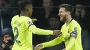 Striker Barcelona, Lionel Messi, bersama Nelson Semedo merayakan gol ke gawang PSV Eindhoven pada laga Liga Champions di Stadion Philips, Rabu (28/11). Barcelona menang 2-1 atas PSV Eindhoven. (AP/Peter Dejong)
