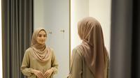 Midi Dress Muslim Kombinasi Linen Nyaman untuk Sehari-hari. Foto: Gemini