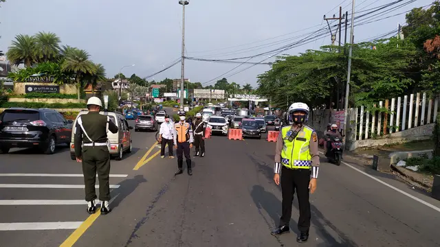 Aparat gabungan melakukan pengetatan jumlah kunjungan wisatawan dan tempat usaha maupun objek wisata di kawasan Puncak, Kabupaten Bogor, Sabtu (12/9/2020).