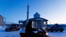 Di masjid bernama Midnight Sun, ketika Ramadan, umat Muslim yang berada di Inuvik, Kanada berkumpul untuk bersilaturahmi sekaligus berbuka puasa bersama. (Cole BURSTON/AFP)