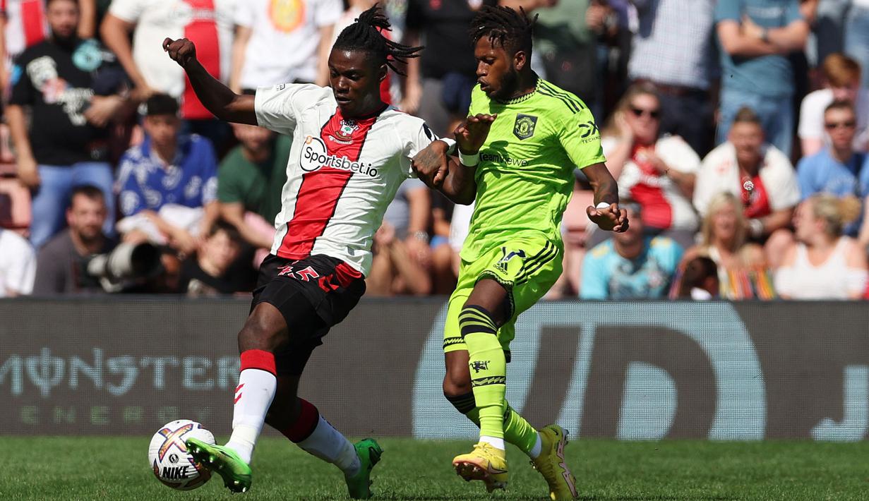 Pemain Southampton, Romeo Lavia (kiri) berebut bola dengan pemain Manchester United, Fred pada laga lanjutan Liga Inggris 2022/2023 di St Mary's Stadium, Southampton, Inggris, 27 Augustus 2022. Lavia langsung bersinar bersama The Saints meski pada awal musim sempat absen akibat cedera. Ia menjadi andalan di lini tengah The Saint dengan mencatatkan 1 gol dan 1 assist dalam 35 penampilan di semua kompetisi. (AFP/Adrian Dennis)