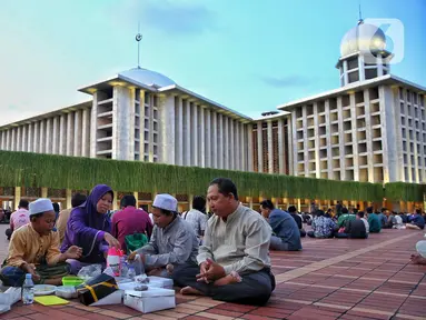 Umat muslim menyantap menu berbuka puasa di Masjid Istiqlal, Jakarta, Sabtu (1/3/2025). (Liputan6.com/Angga Yuniar)