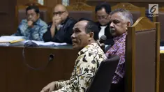 Dirut PT PLN Persero Sofyan Basir (kanan) bersama Direktur Pengadaan Strategis 2 PT PLN Supangkat Iwan Santoso saat menjadi saksi sidang dugaan suap pembangunan PLTU Riau-1 di Pengadilan Tipikor, Jakarta, Selasa (12/2). (Liputan6.com/Helmi Fithriansyah)