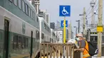 Seorang pria yang mengenakan masker terlihat di peron stasiun kereta Go di Toronto, Kanada (21/7/2020). Mulai Selasa (21/7), para pelanggan layanan transportasi umum di Kanada, Go Transit, diwajibkan mengenakan masker atau penutup wajah. (Xinhua/Zou Zheng)