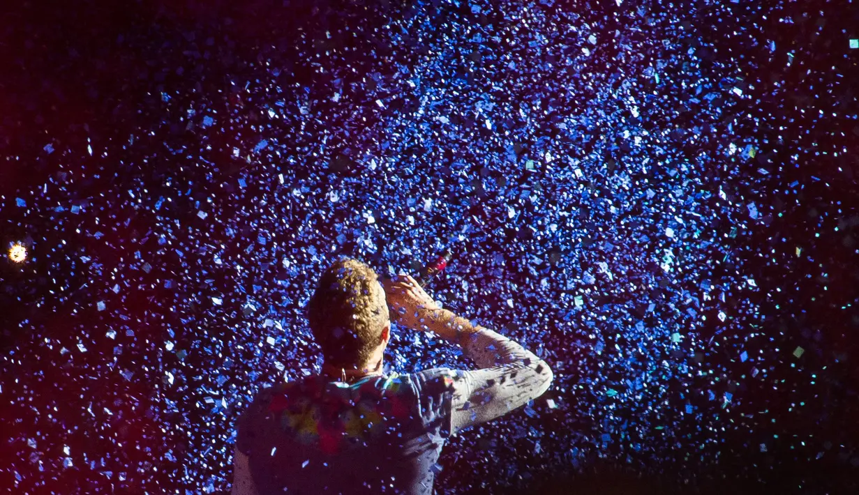 Aksi vokalis band Coldplay, Chris Martin saat tampil di Stadion MetLife, New Jersey pada tanggal 16 Juli 2016. (Charles Sykes / Invision / AP)