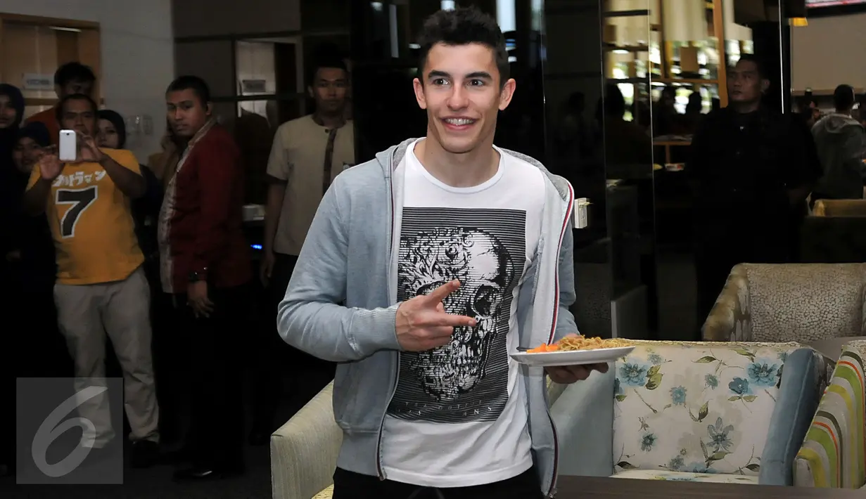 Pebalap asal Spanyol, Marc Marquez tampak menyantap mie setibanya di Bandara Soekarno-Hatta, Tangerang, Jumat (12/2/2016). Marquez datang untuk acara launching tim Repsol Honda di Sirkuit Sentul pada Minggu (14/2) mendatang. (Liputan6.com/Johan Tallo)