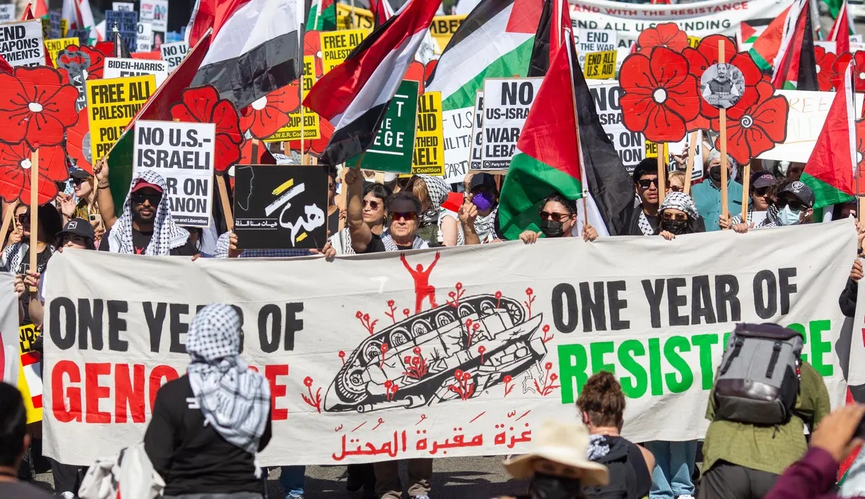 Orang-orang berdemonstrasi untuk memperingati satu tahun perang antara Hamas dan Israel di Los Angeles, pada 5 Oktober 2024. (RINGO CHIU/AFP)