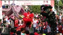 Peserta memainkan kesenian tradisional barongsai saat Kirab Kebangsaan Indonesia Raya di Cibinong, Kab Bogor, Minggu (14/5). Kirab diikuti puluhan organisasi kepemudaan se Kabupaten Bogor. (Liputan6.com/Helmi Fithriansyah)