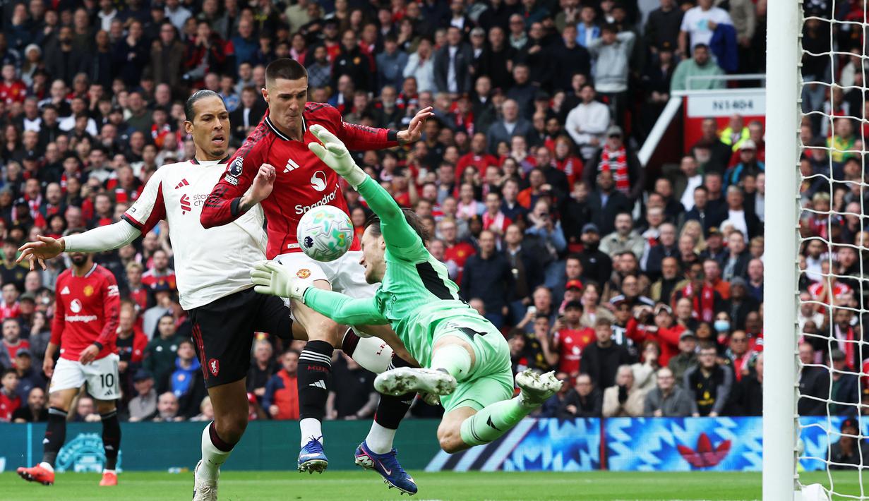 Keunggulan MU bertambah hanya semenit sebelum laga memasuki menit ke-15 lewat Benjamin Sesko. Ia memanfaatkan bola rebound hasil penyelamatan Freddie Woodman ketika menghalau bola kiriman Bruno Fernandes. (AP Photo/Dave Thompson)