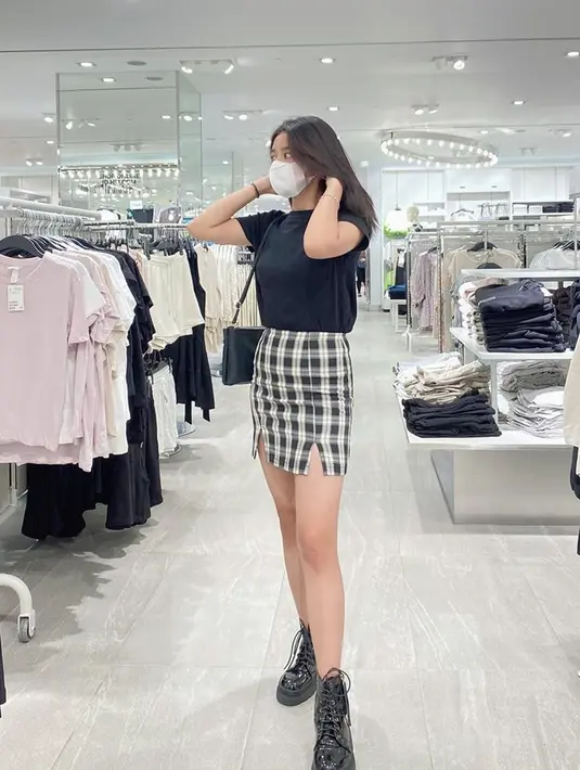 Gaya pemilik nama lengkap Aline Restiawati Alfauziah saat hangout di mall pun terkesan simpel tapi tetap kece. Dengan baju hitam, Alin Fauziah terlihat begitu menawan dan berhasil mencuri perhatian. (Liputan6.com/IG/@alnnssss)