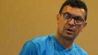 Sergio Alexandre ketika memberikan pemaparan taktik kepada pemain Persiraja. (Bola.com/Gatot Susetyo)