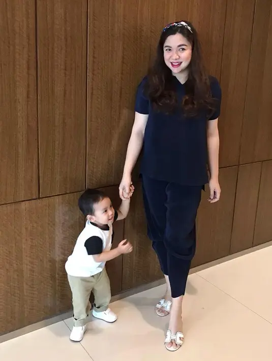 Melansir KapanLagi.com, Vicky Shu yang ditemui di kawasan Tendean, Jakarta Selatan, Jumat (3/7/2020) mengatakan sekarang ini sudah turun 18 Kg. Namun ia mengaku masih ingin menurunkannya lagi. (Instagram/vickyshu)