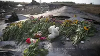 Bunga-bunga yang sengaja diletakkan warga Ukraina yang turut berduka di atas puing Pesawat MH17 Malaysia Airlines, Ukraina, Sabtu (19/07/2014) (REUTERS/Maxim Zmeyev)
