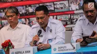 Kepala BNN Komjen Pol Budi Waseso memberikan keterangan saat pemusnahan barang bukti sabu di Jakarta, Kamis (14/9). BNN memusnahkan 39,96 kg sabu hasil dari penangkapan jaringan internasional sindikat narkotika Aceh - Malaysia (Liputan6.com/Faizal Fanani)