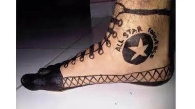 6 Tato Bentuk Sepatu di Kaki Ini Nyeleneh, Enggak Habis Pikir