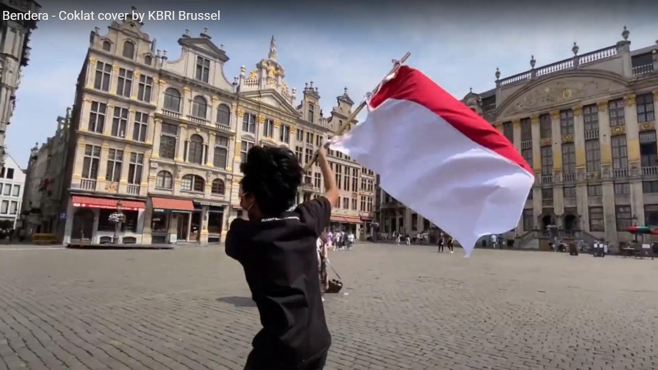 Sambut HUT ke-75 kemerdekaan Indonesia, KBRI Brussel rilis video cover lagu Bendera karya Coklat, dengan latar belakang bangunan ikonik di Kota Brussel, Belgia. (Photo by: KBRI Brussel)
