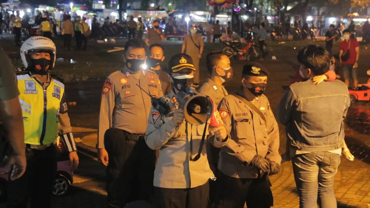 Aparat gabungan membubarkan keramaian di Alun-Alun Kota Bekasi