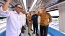 <p>Presiden Joko Widodo atau Jokowi (kanan), Menteri Perhubungan Budi Karya Sumadi (kiri), Menteri Badan Usaha Milik Negara Erick Thohir (kedua kanan), dan Gubernur Jawa Barat Ridwan Kamil (ketiga kanan) menaiki light rail transit (LRT) di Jakarta, Kamis (3/8/2023). Jokowi mencoba LRT Jabodebek rute Harjamukti-Dukuh Atas. (ADEK BERRY/AFP)</p>
