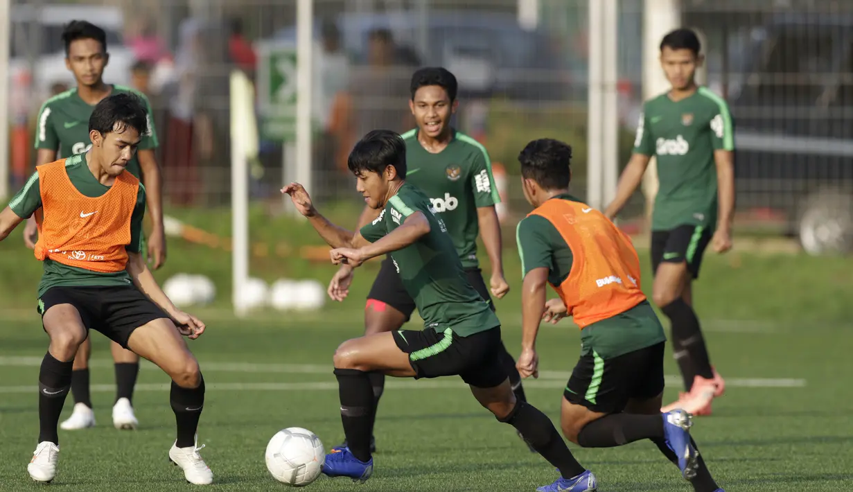 Pemain Timnas Indonesia U-22, Firza Andika, menggiring bola saat latihan di Lapangan ABC Senayan, Jakarta, Kamis (14/2). Latihan ini merupakan persiapan terakhir jelang Piala AFF U-22 2019 di Kamboja. (Bola.com/M. Iqbal Ichsan)