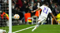 Pemain Real Madrid Rodrygo melakukan selebrasi usai mencetak gol ke gawang Chelsea pada pertandingan leg kedua perempat final Liga Champions di Stadion Santiago Bernabeu, Madrid, Spanyol, 12 April 2022. Real Madrid kalah 2-3. (AP Photo/Manu Fernandez)