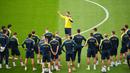 Shevchenko akhirnya diangkat menjadi pelatih utama timnas Ukraina pada Juli 2016 dan dikontrak hingga Desember 2022. (Foto: AFP/Andy Buchanan)
