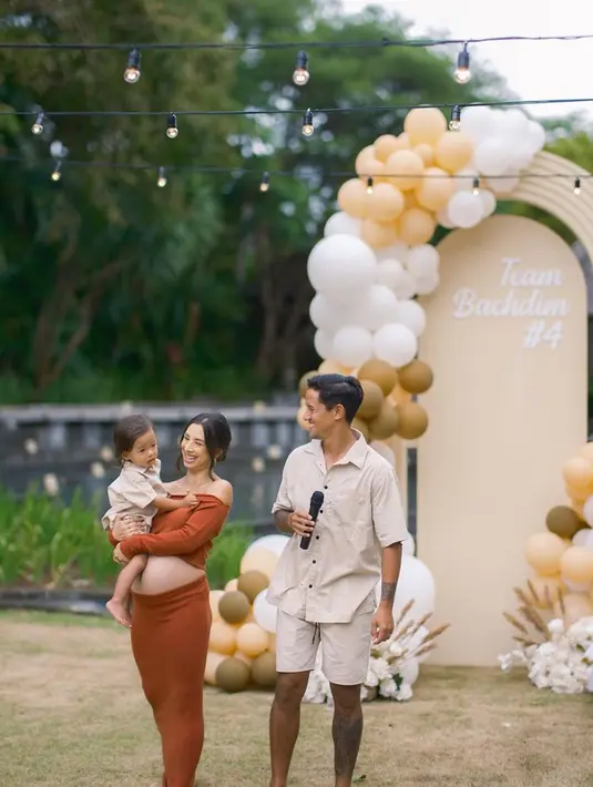 Semua dekorasinya tampak didominasi oleh perpaduan warna tan dan putih. Jennifer Bachdim dan Irfan Bachdim pun tak bisa menutupi rasa bahagianya akan menyambut kelahiran anak keempat. (Liputan6.com/IG/@jenniferbachdim)
