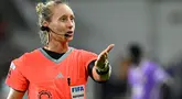 Wasit utama Tori Penso saat memimpin laga Grup H Piala Dunia Antarklub 2025 antara Al Ain melawan Juventus di Audi Field, Washington, Amerika Serikat, Kamis (19/06/2025). (AFP/Roberto Schmidt)