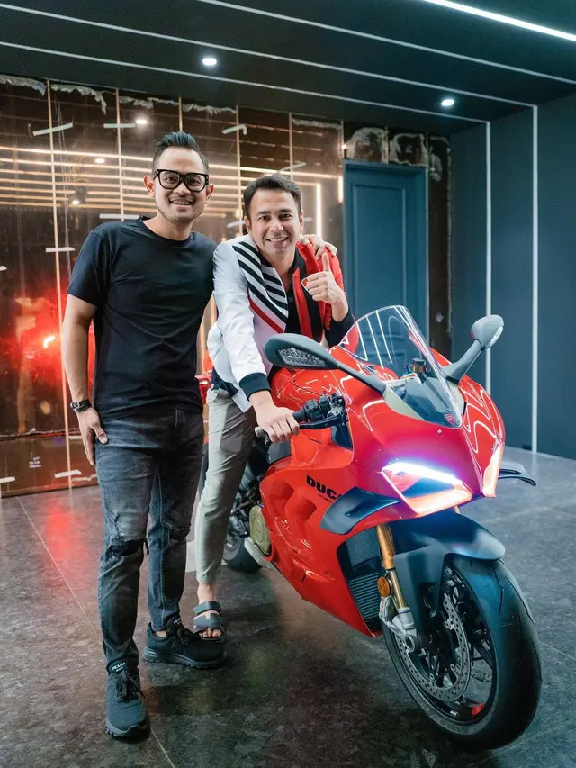 Raffi Ahmad dapat hadiah motor (Instagram/raffinagita1717)