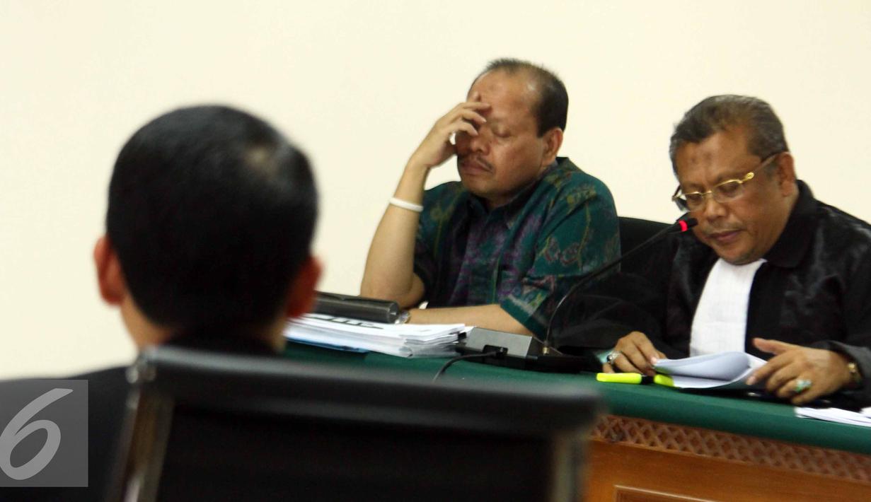 Sutan Bhatoegana mendengarkan keterangan saksi saat sidang lanjutan di Pengadilan Tipikor, Jakarta, Kamis (18/6/2015). Sutan Bhatoegana terlibat atas dugaan dalam kasus suap pembahasan APBNP 2013 di Kementerian ESDM. (Liputan6.com/Helmi Afandi)