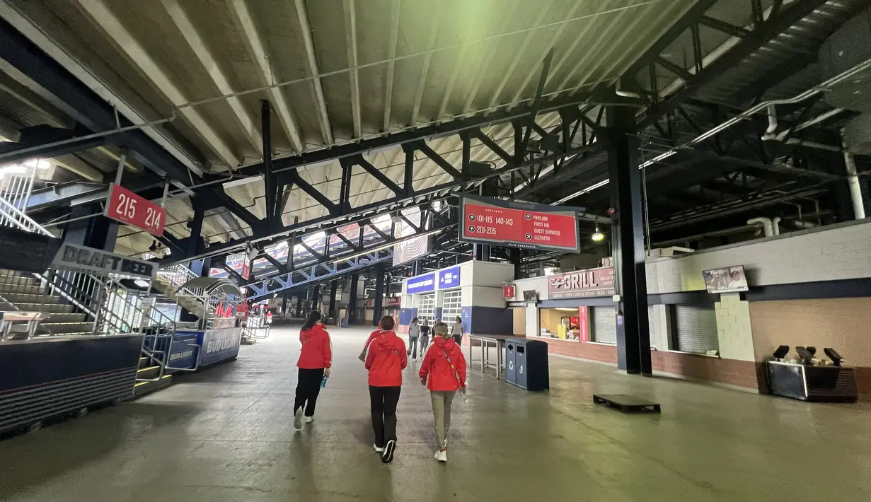 Jalur sirkulasi Gillette Stadium, Foxborough, Boston, AS, yang luas dilengkapi berbagai fasilitas penunjang, seperti area makanan dan minuman, petunjuk arah menuju tribun, serta akses yang memudahkan pergerakan puluhan ribu suporter selama penyelenggaraan pertandingan (KLY Sports/Hery Kurniawan/Adv/Powerade)
