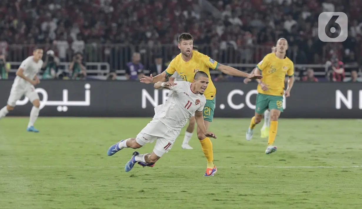 Pertandingan kedua timnas berlangsung ketat dan sengit. (Liputan6.com/Angga Yuniar)