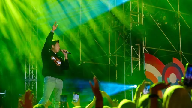 Tampil di Malam Puncak Harjaba, Denny Caknan: Banyuwangi Tambah Keren Saja