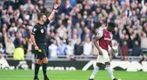 Pemain West Ham United, Mohammed Kudus, mendapat kartu merah saat melawan Tottenham Hotspur dalam laga pekan kedelapan Liga Inggris di Stadion Tottenham Hotspur, London, Sabtu (19/10/2024). (Zac Goodwin/PA via AP)