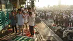 Warga melaksanakan salat Id di kawasan persimpangan Pasar Senen, Jakarta, Rabu (5/6/2019). Hari Raya Idul Fitri 1440 H dirayakan berbagai umat Muslim di seluruh Indonesia dan dunia. (Liputan6.com/Immanuel Antonius)