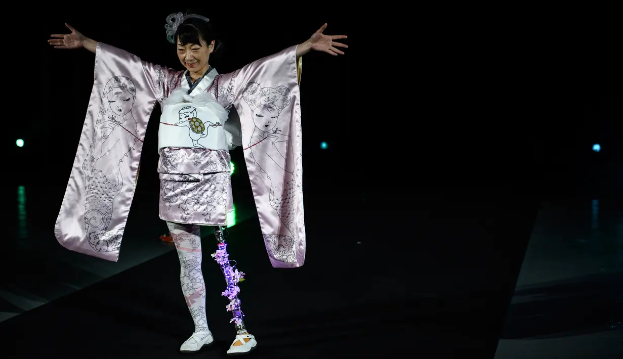 Desainer Jepang, Makiko Sugawa memamerkan karyanya dalam fashion show bertajuk "Amputee Venus Show" di Tokyo, Selasa (25/8/2020). Fashion show tersebut menandai pembukaan Paralympic Games yang rencananya akan dibuka pada 24 Agustus 2021 mendatang. (PPhilip FONG/AFP)